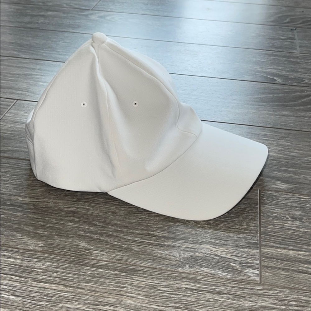 Lululemon: license to train hat